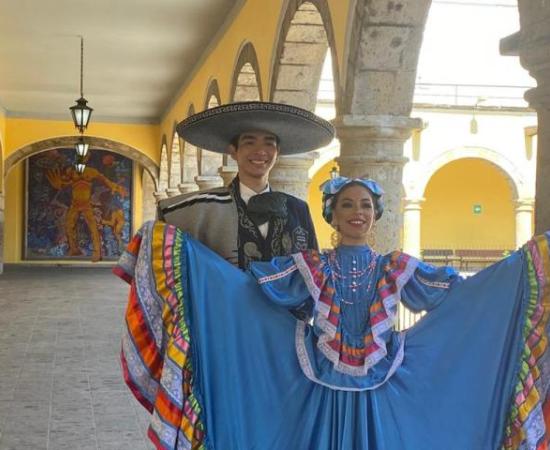 Zapatean a la distancia el Jarabe tapatío (imagen 2)