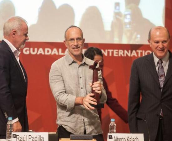 Entregan el premio ArpaFIL a Alberto Kalach