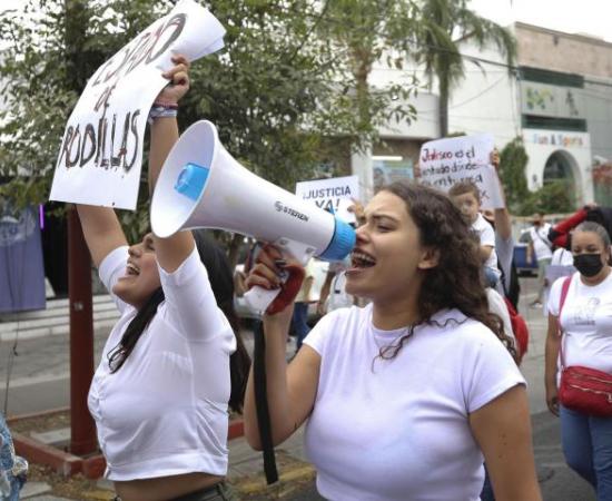 No podemos acostumbrarnos a la oscuridad, claman más de diez mil universitarios que exigen paz y justicia_3