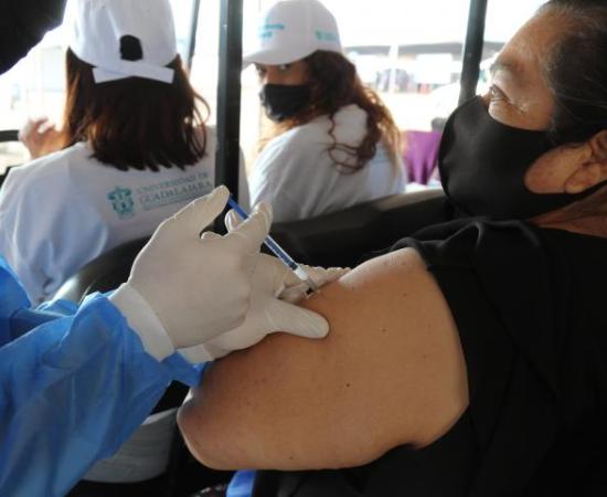 Aplican CUCEI, CUAAD y CUSur segunda dosis de la vacuna Sinovac a adultos mayores_2