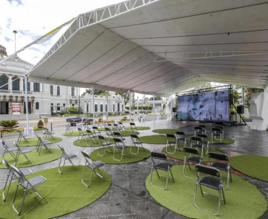 Instala UdeG cine al aire libre en defensa del Museo de Ciencias Ambientales_1