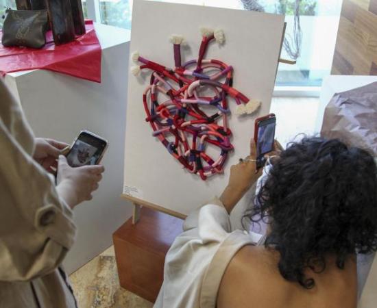 Exponen universitarios arte textil mexicano en el lobby del edificio de Rectoría General_3