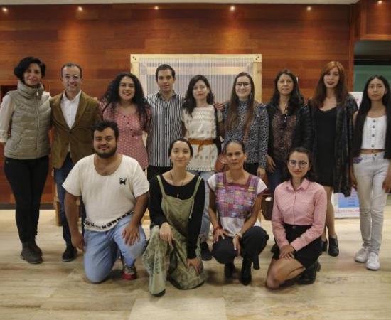 Exponen universitarios arte textil mexicano en el lobby del edificio de Rectoría General_1