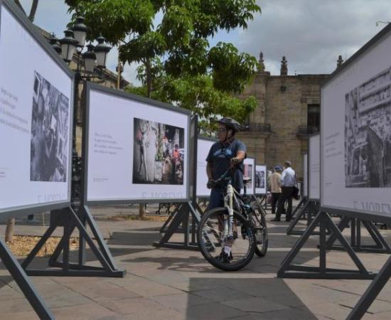Inauguran exposición fotográfica en paseo literario del centro de Guadalajara_1