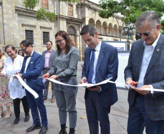 Inauguran exposición fotográfica en paseo literario del centro de Guadalajara_2