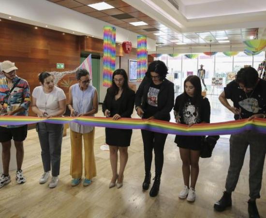 Inauguran “Ser comunidad LGBTTTIQ+”, exposición del orgullo en el lobby del edificio de Rectoría General_1