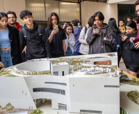 Inauguran exposición de proyectos, presentan libros y documentales, y recorren el Museo de Ciencias Ambientales