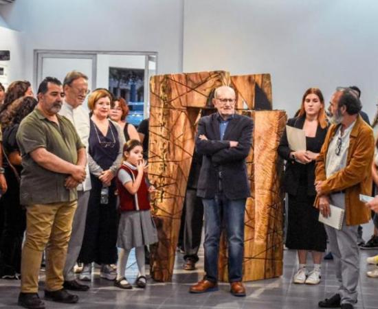 Esculturas en madera de docentes y estudiantes son expuestos en la Galería Jorge Martínez (foto 1)