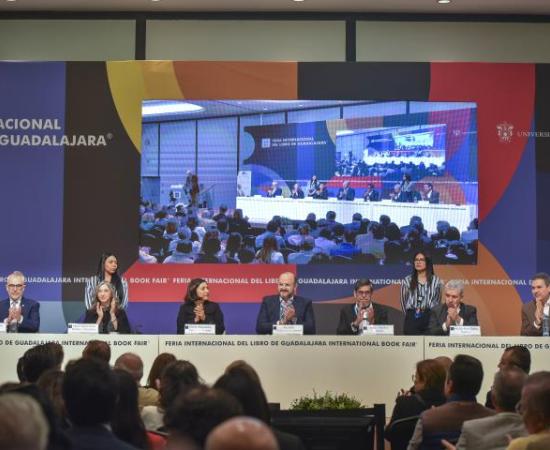 Entregan la Presea al Mérito Académico en el marco de la FIL foto 1