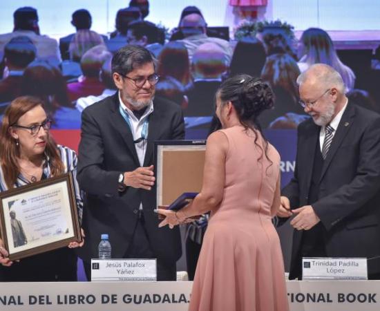 Entregan la Presea al Mérito Académico en el marco de la FIL foto 2