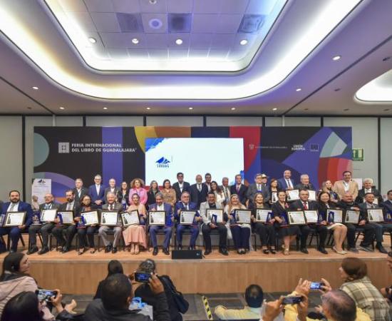 Entregan la Presea al Mérito Académico en el marco de la FIL foto 4