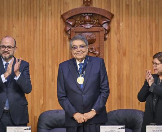 El escritor Sergio Ramirez recibe el título de Doctor “Honoris causa” de la UdeG imagen dos