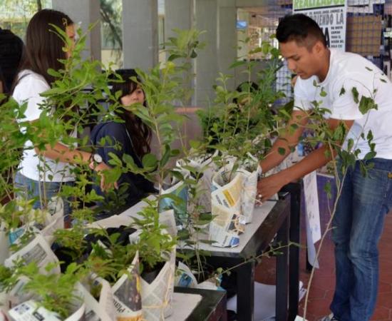 Alumnos realizan festejo para la Madre Tierra (foto 1)