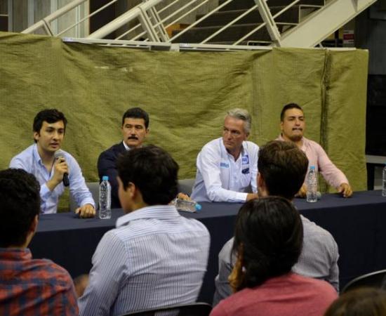Expone Alfonso Petersen propuestas sobre movilidad urbana y transporte con alumnos del CUAAD (foto 1)