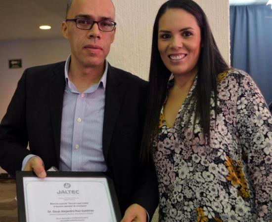 Reconoce JALTEC como docente ejemplar de vinculación a académico del CUAAD_1