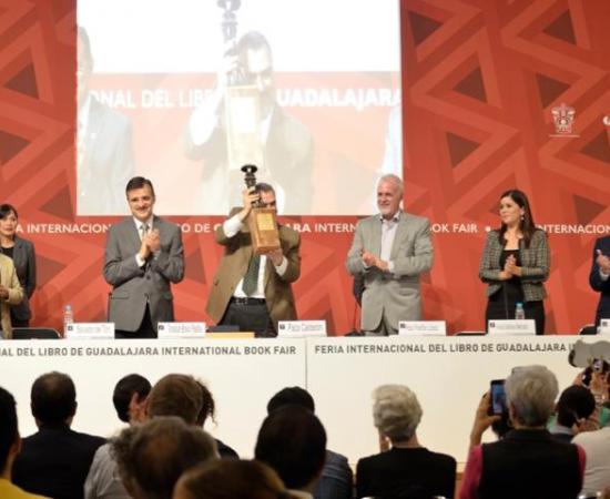 Entregan premio “La Catrina” a Paco Calderón