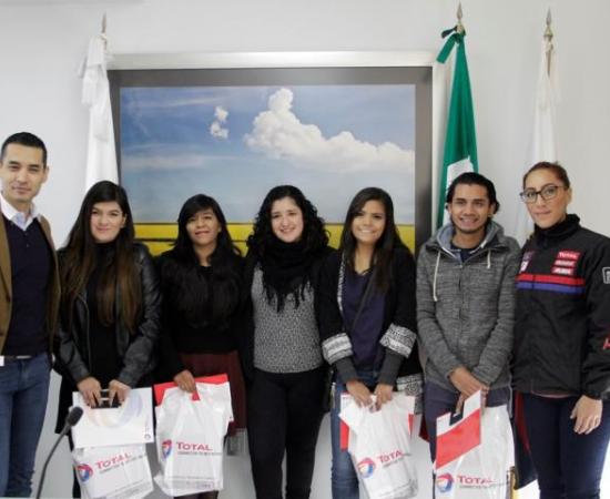 Reconoce empresa Total a diseñadores gráficos del CUAAD 4