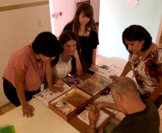 Alumnos del CUAAD donan productos recreativos a personas de la tercera edad 2