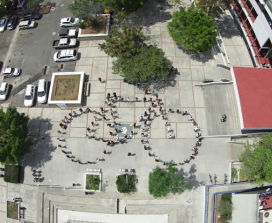 Estudiantes crean bicicleta humana en el CUAAD_1