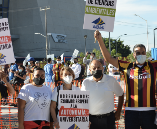 Entrega UdeG 5 mil cartas en Casa Jalisco para exigir al Gobernador del Estado respeto a la autonomía universitaria (foto 3)