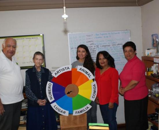 Alumnos del CUAAD donan productos recreativos a personas de la tercera edad 3