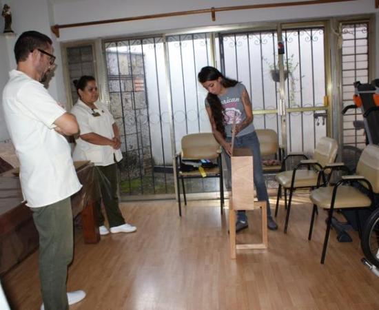 Alumnos del CUAAD donan productos recreativos a personas de la tercera edad 4