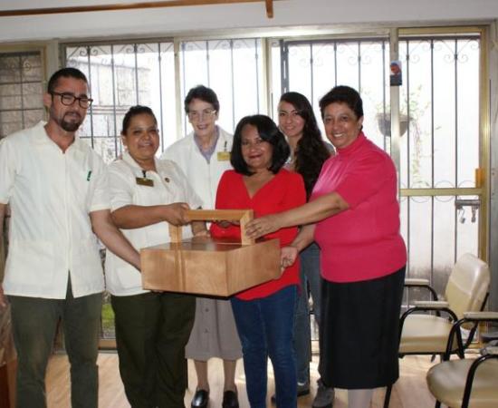 Alumnos del CUAAD donan productos recreativos a personas de la tercera edad 5