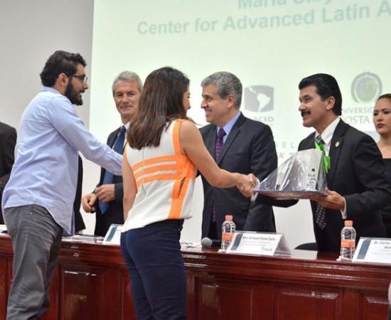 Reconoce CUCSH a estudiantes de diseño gráfico 1