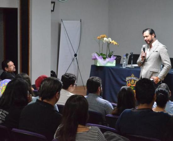 El artista plástico Yuri Zatarain imparte conferencia en CUAAD_1