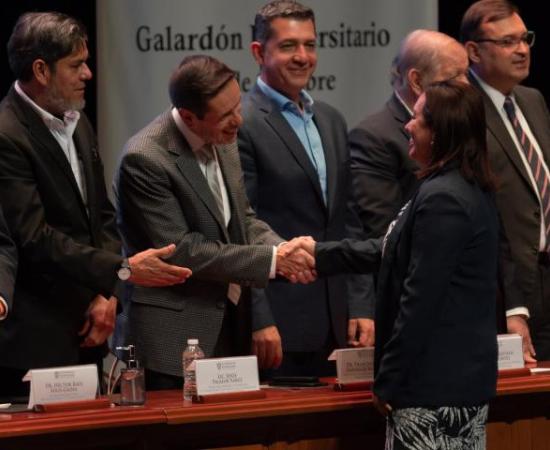 Entregan reconocimientos a comunidad universitaria por hasta 60 años de servicio_2