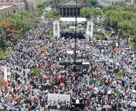Más de 103 mil universitarios salieron a marchar por la autonomía y un presupuesto digno para la UdeG_4