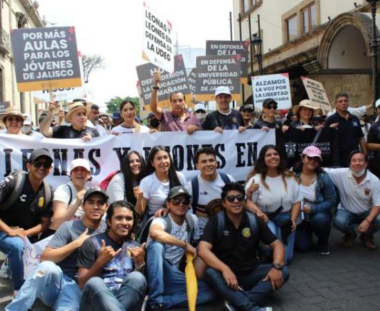 Más de 103 mil universitarios salieron a marchar por la autonomía y un presupuesto digno para la UdeG_3