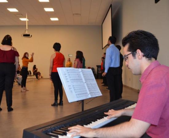 Emociona Coro del Departamento de Música y pone a cantar a estudiantes y profesores_1