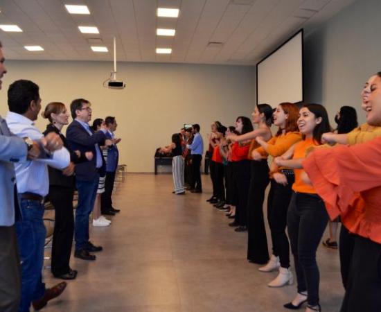 Emociona Coro del Departamento de Música y pone a cantar a estudiantes y profesores_2