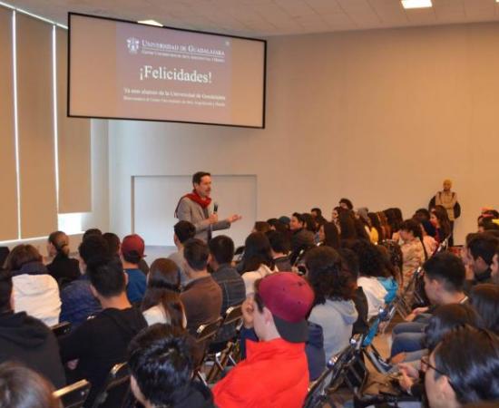 Bienvenidos los 835 estudiantes de primer ingreso (foto 1)