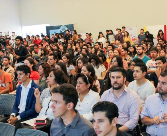 Estudiantes y egresados toman los micrófonos para exponer problemáticas y soluciones del diseño 4