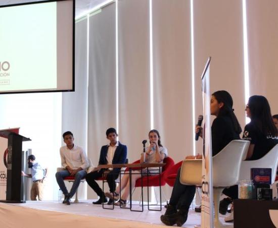 Estudiantes y egresados toman los micrófonos para exponer problemáticas y soluciones del diseño 2