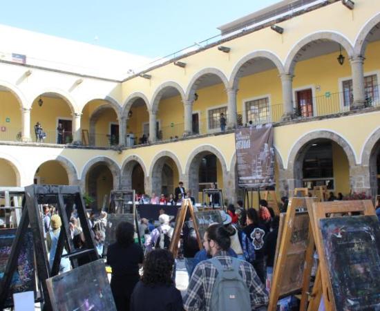 Más de 300 participantes trazaron y fotografiaron en el “Taller de representación de desnudo” (foto 1)