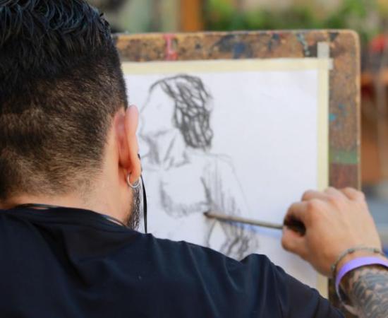 Más de 300 participantes trazaron y fotografiaron en el “Taller de representación de desnudo” (foto 3)