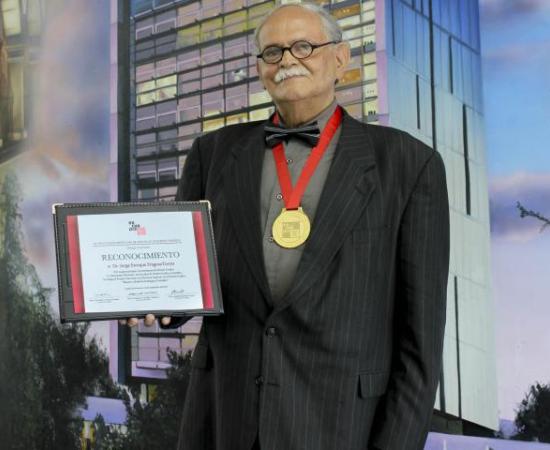 Otorgan Premio Nacional a la Docencia Superior en el Diseño Gráfico al doctor Jorge Fregoso 5