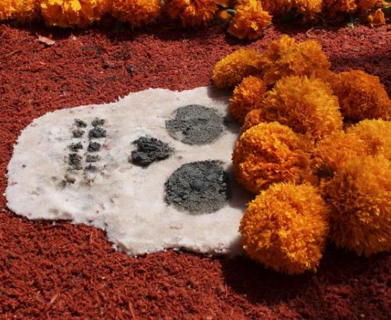Alumnos de diseño industrial recuerdan con Altar de Muertos a estudiantes 3