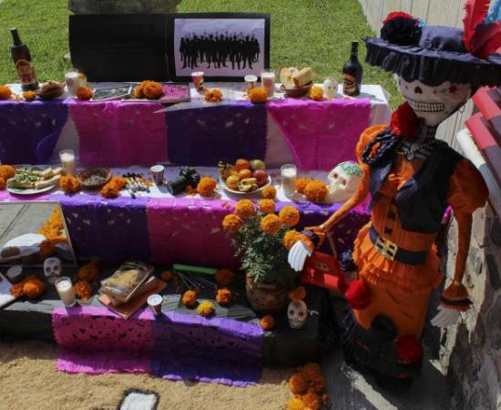 Alumnos de diseño industrial recuerdan con Altar de Muertos a estudiantes 1