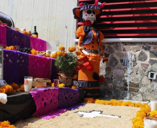 Alumnos de diseño industrial recuerdan con Altar de Muertos a estudiantes 2