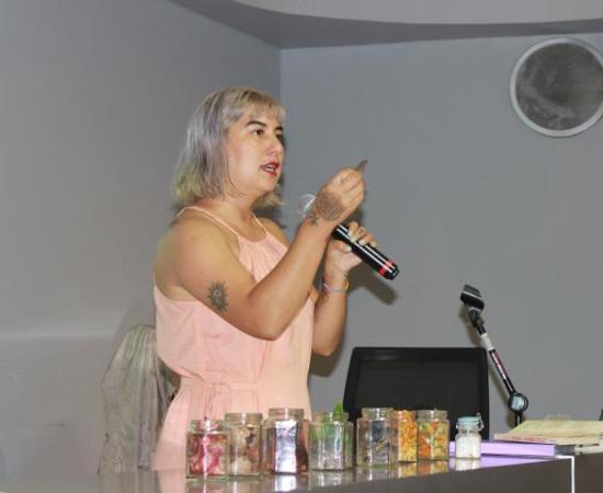 Egresada del CUAAD presenta su libro “Cromática natural”_1