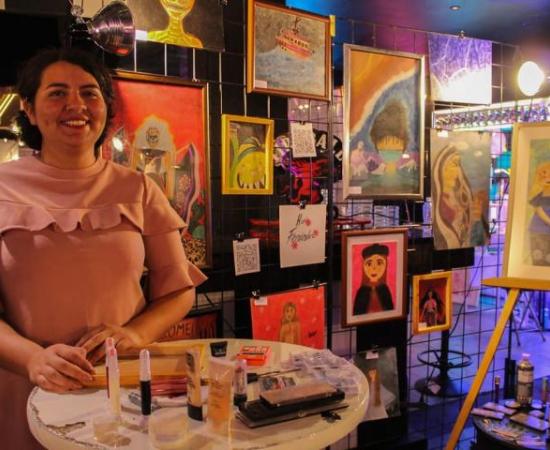Alumna del CUAAD crea arte a partir de maquillaje caducado_2