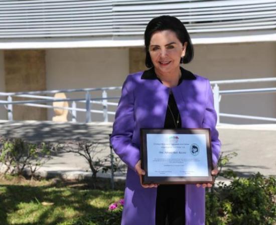 Adriana Ruiz Razura recibe la presea_img1