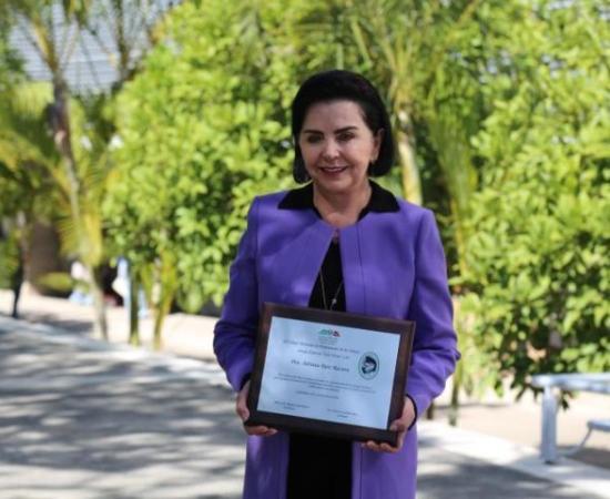 Adriana Ruiz Razura recibe la presea_img2