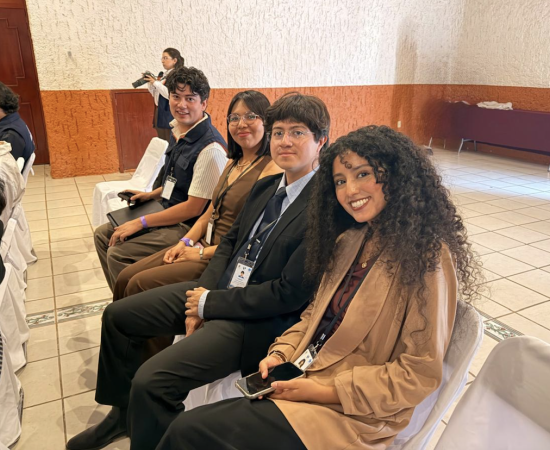 Cuatro alumnas y alumnos participaron en un ejercicio de diplomacia que reunió a jóvenes de distintas universidades para debatir problemáticas globales y construir acuerdos