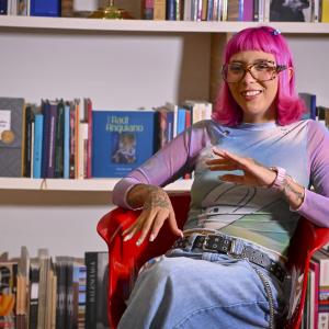 Inspirada en situaciones y figuras de la vida cotidiana, el arte que hace esta egresada de la UdeG conecta con el público por medio de personajes entrañables y emociones compartidas, llegando a crear una comunidad que, a través de redes sociales, ferias y talleres, ha logrado trascender fronteras
