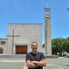 Leonardo Finotti frente a la iglesia del Calvario 